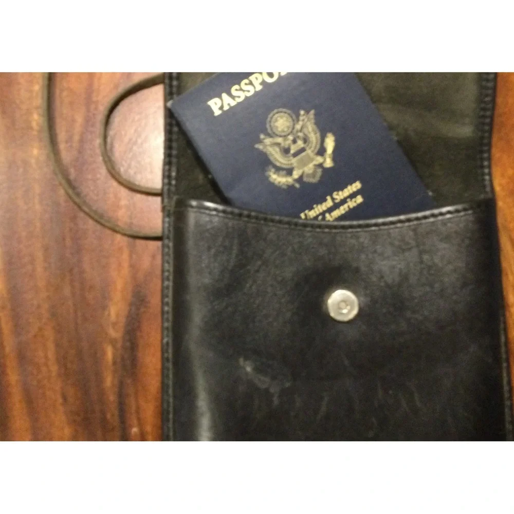 Michael Green leather crossbody passport purse. - Picture 2 of 9